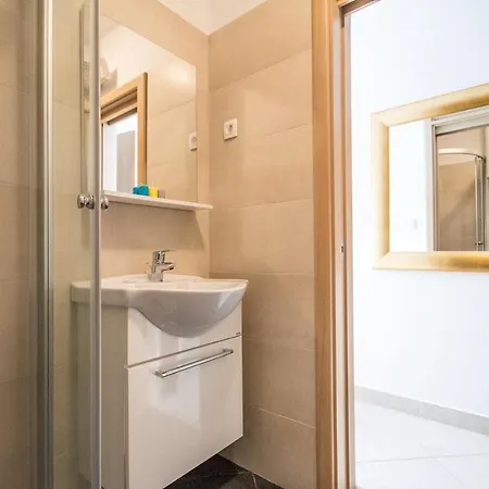 Apartament Center, Seafront With Terrace In Umag