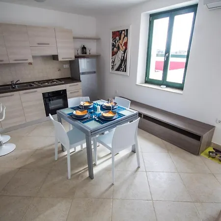 Center, Seafront With Terrace In Apartment
