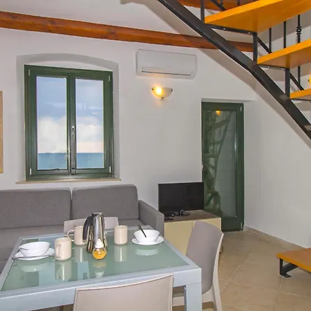 Center, Seafront With Terrace In Daire Umag