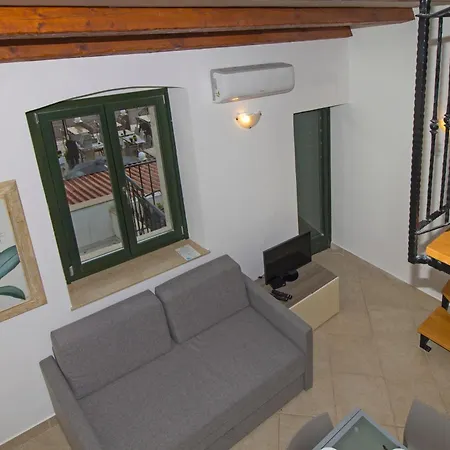 Center, Seafront With Terrace In Daire Umag